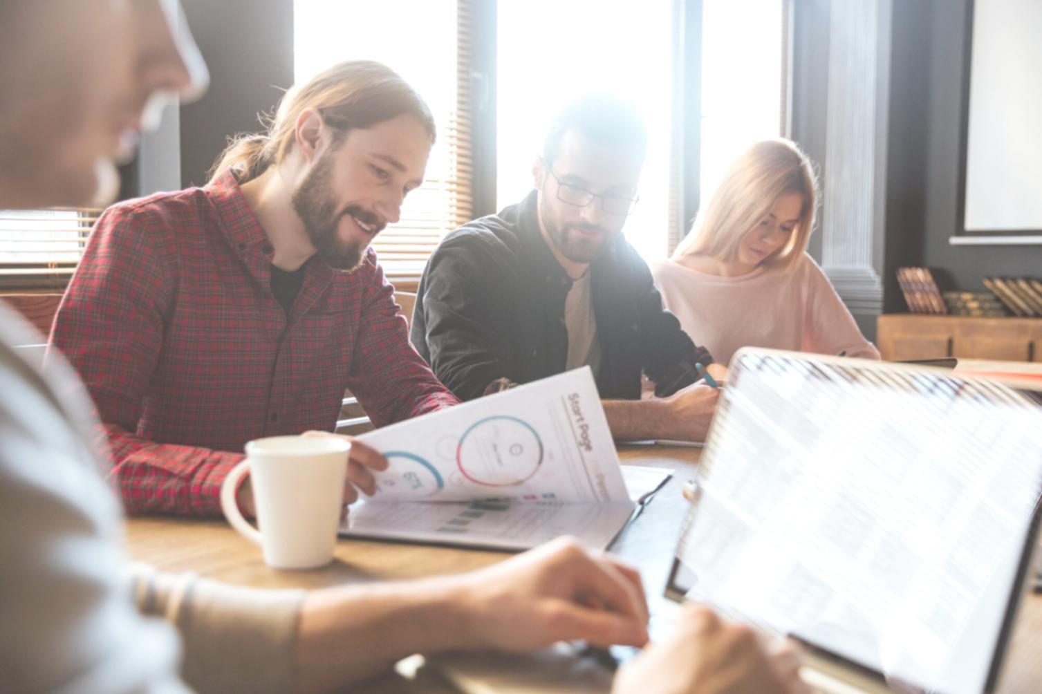 Équipe travaillant sur des analyses financières