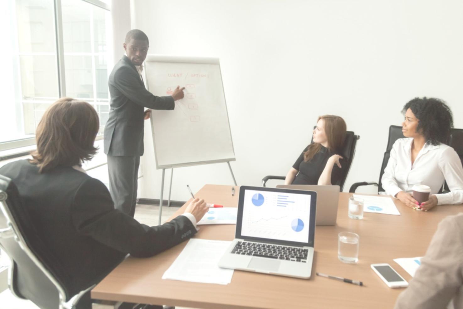 Espace de formation moderne avec équipements d'analyse financière
