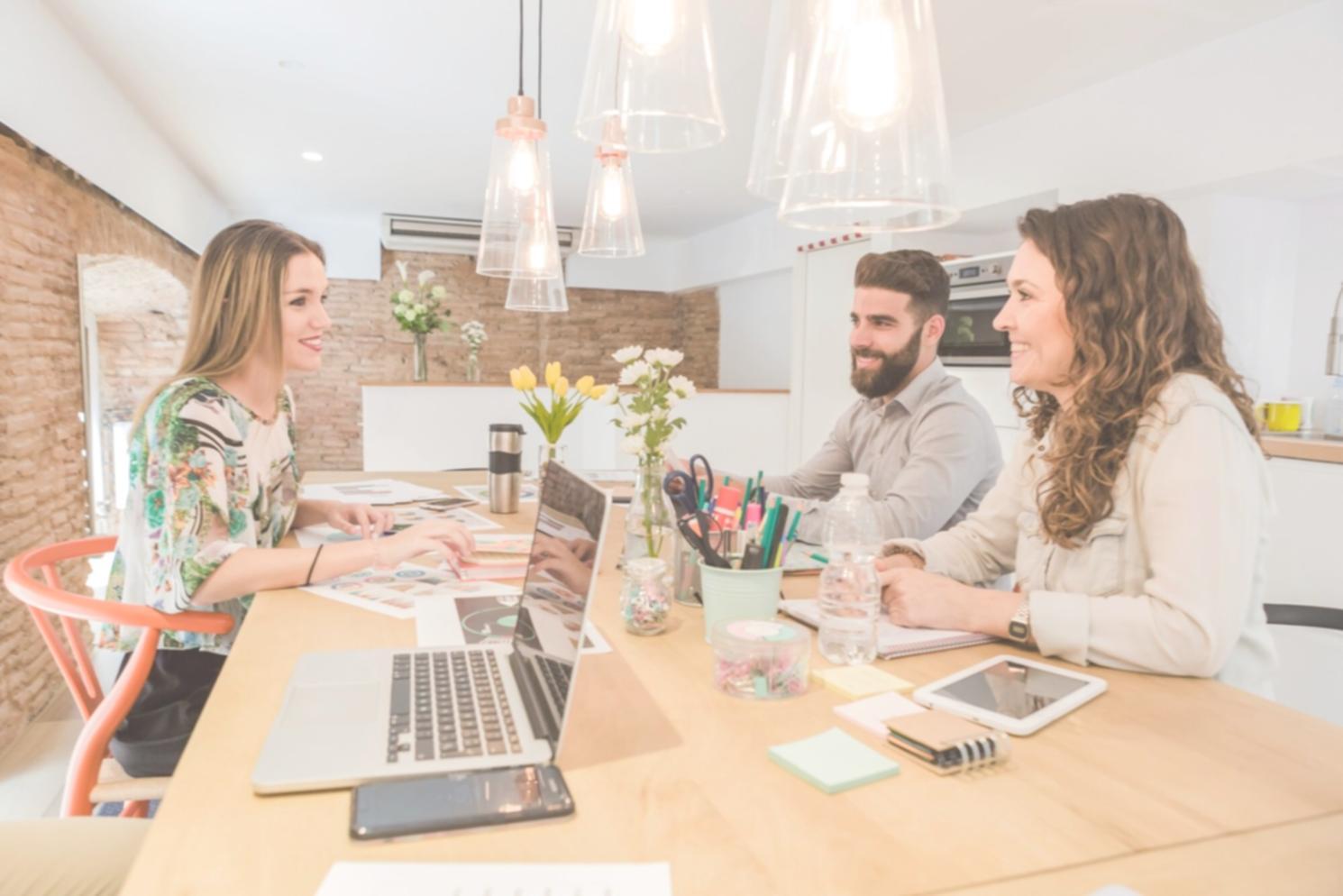 Session de formation avec étudiants analysant des données financières